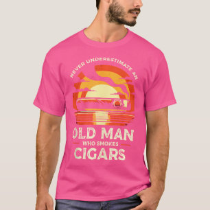Camiseta Nunca Subestime Um Velho Que Fuma Charutos C