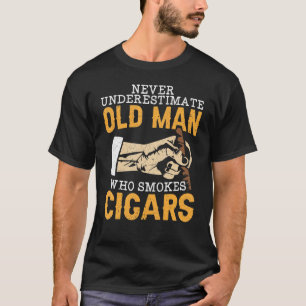 Camiseta Nunca Subestime Um Velho Que Fuma Cigarros