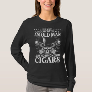 Camiseta Nunca Subestime Um Velho Que Fuma Cigarros
