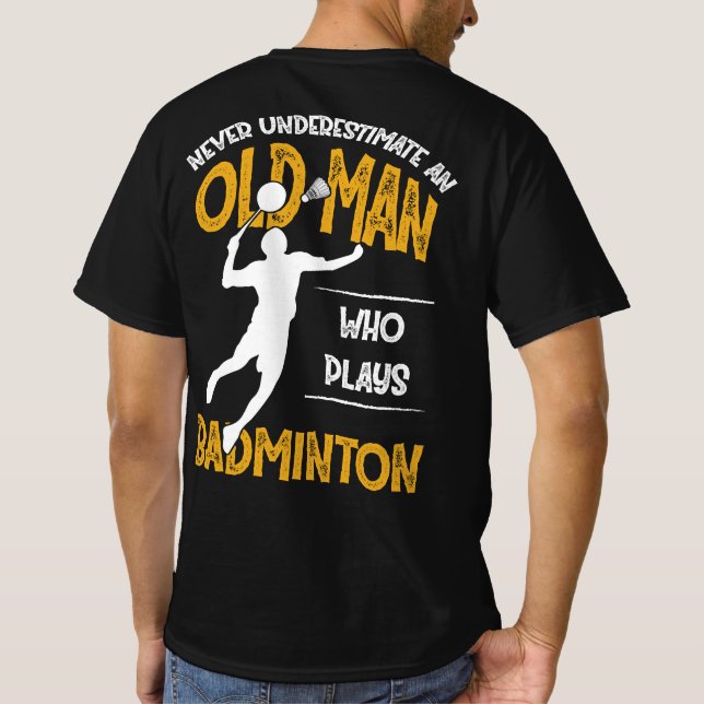 Camiseta Nunca Subestime Um Velho Que Joga Badminton (Verso)