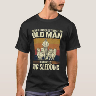 Camiseta Nunca Subestime um Velho que Vai de Trenó Puxado p