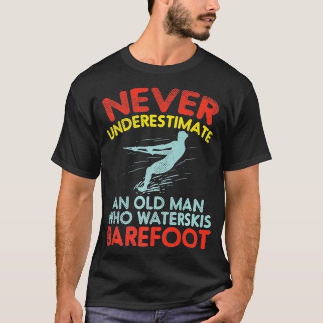 Camiseta Nunca Subestime Um Velho Que Waterskis Baref (Frente)