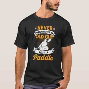 Camiseta Nunca Subestime Uma Cara Antiga Com Um Kayak De Pá