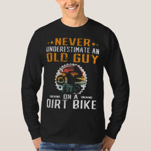 Camiseta Nunca subestime uma Cara antiga em uma moto de sai