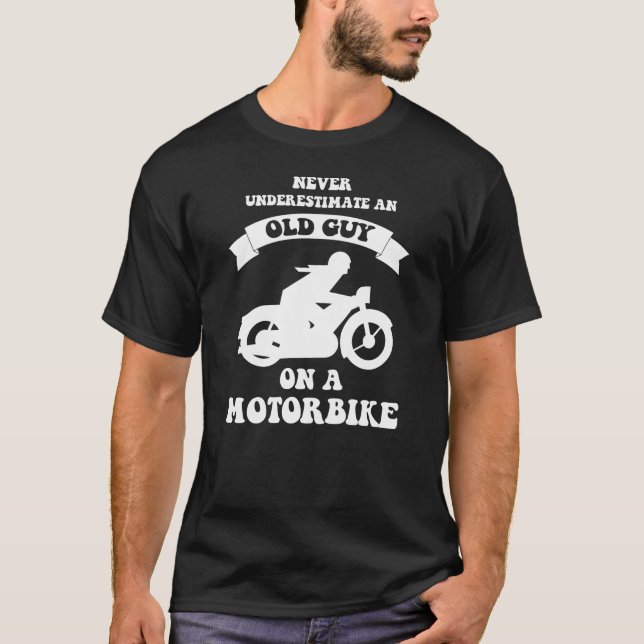Camiseta nunca subestime uma cara idosa em um T do (Frente)