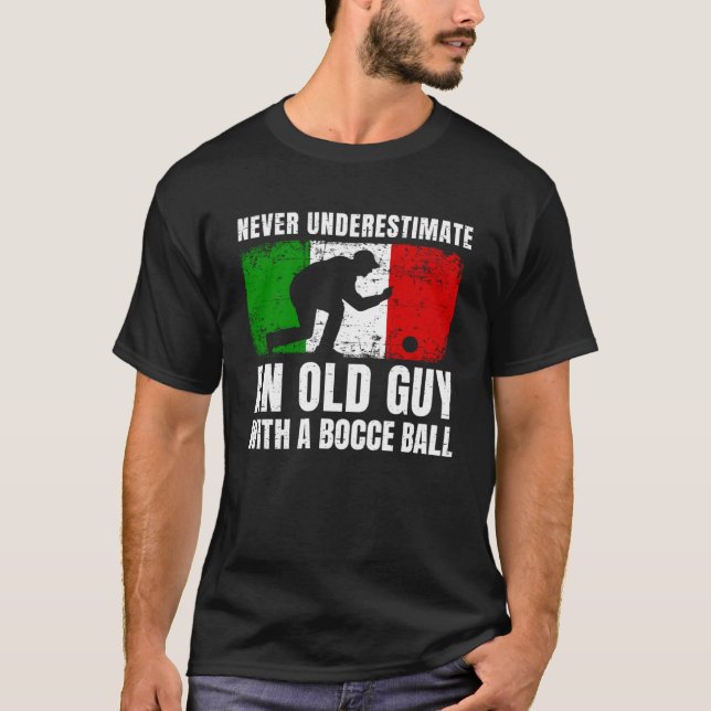 Camiseta Nunca Subestime Uma Cara Velha Com Uma Bola De Boc (Frente)