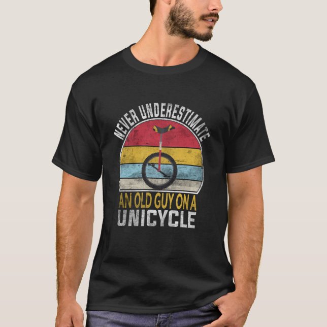Camiseta Nunca Subestime Uma Cara Velha Em Um Uniciclo Engr (Frente)
