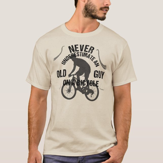 Camiseta Nunca Subestime Uma Cara Velha Numa Bicicleta! (Frente)