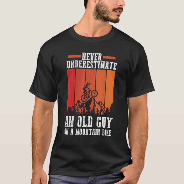 Camiseta Nunca Subestime Uma Cara Velha Numa Bicicleta De M (Frente)