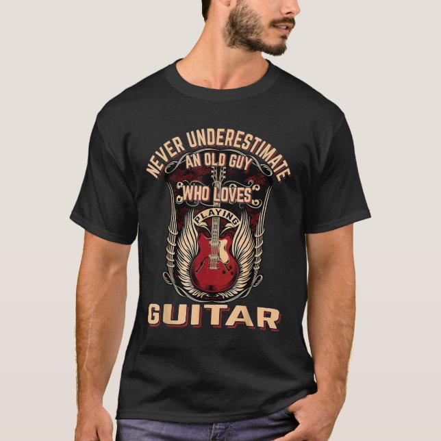 Camiseta Nunca Subestime Uma Cara Velha Tocando Violão (Frente)