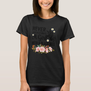 Camiseta Nunca subestime uma garota com cinto preto - Jud