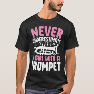 Camiseta Nunca subestime uma garota com trompete