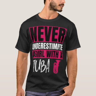 Camiseta Nunca Subestime Uma Garota Com Um Design Tuba