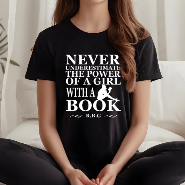 Camiseta Nunca subestime uma garota com um livro (Criador carregado)