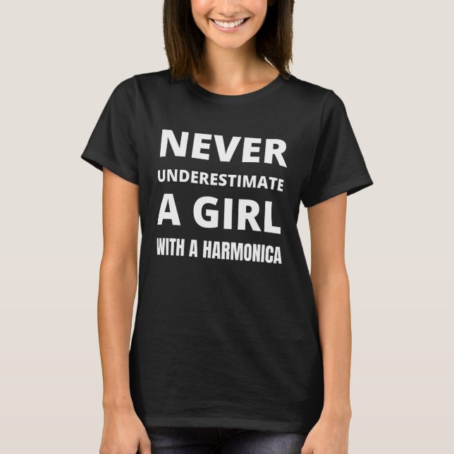 Camiseta Nunca subestime uma garota com uma harmônica (Frente)