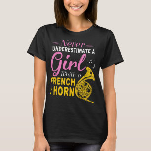Camiseta Nunca Subestime Uma Garota Com Uma Mulher Francesa
