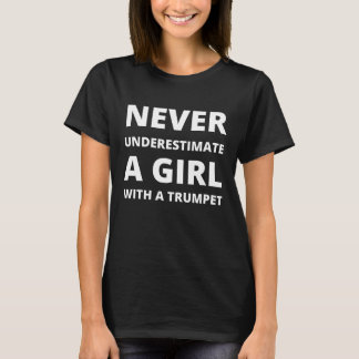 Camiseta Nunca subestime uma garota com uma trombeta