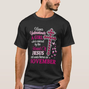 Camiseta Nunca subestime uma garota que está coberta pelo b