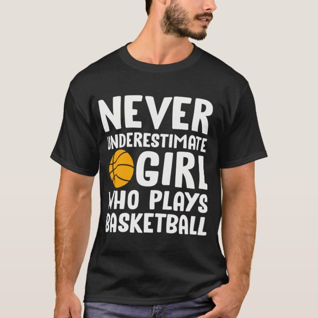 Camiseta Nunca Subestime Uma Garota Que Joga Basquete (Frente)