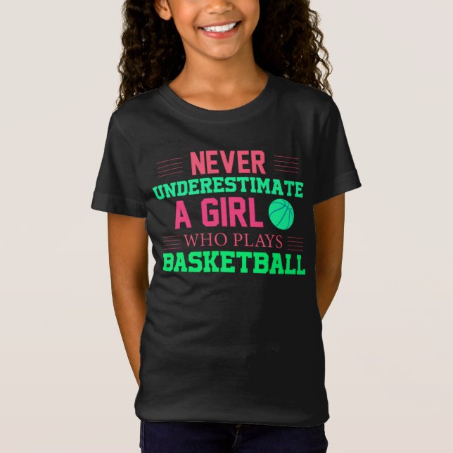 Camiseta Nunca Subestime Uma Garota Que Joga Basquete (Frente)