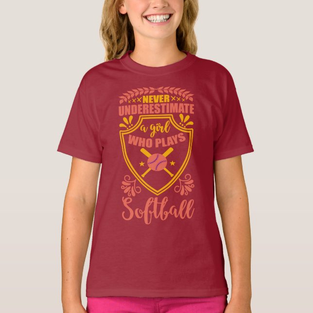 Camiseta Nunca Subestime Uma Garota Que Joga Softball (Frente)