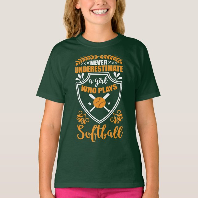 Camiseta Nunca Subestime Uma Garota Que Joga Softball (Frente)