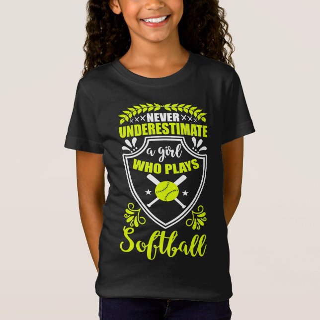 Camiseta Nunca Subestime Uma Garota Que Joga Softball Neon (Frente)