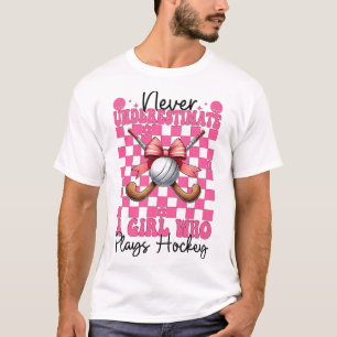 Camiseta Nunca Subestime Uma Garota Que Jogue Hóquei Coquet