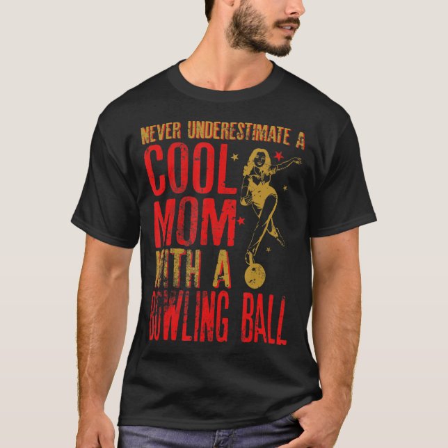 Camiseta Nunca subestime uma mãe com um fundo Bola de bolic (Frente)