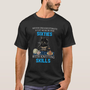 Camiseta Nunca Subestime Uma Mãe De Gato Com Sessenta Anos
