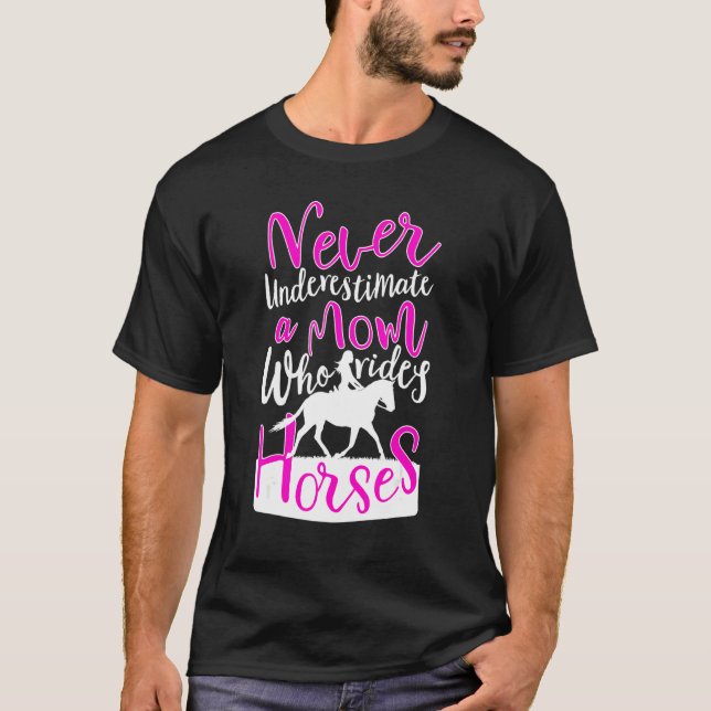 Camiseta Nunca Subestime uma Mãe que Monta Cavalos Para Men (Frente)