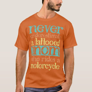 Camiseta Nunca Subestime Uma Mãe Tatuada Que Dirige A Motor