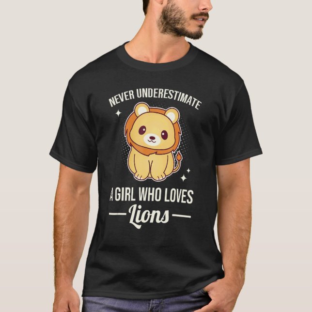 Camiseta Nunca Subestime Uma Menina Que Ama Leões (Frente)