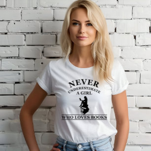 Camiseta Nunca Subestime Uma Menina Que Ama Livros
