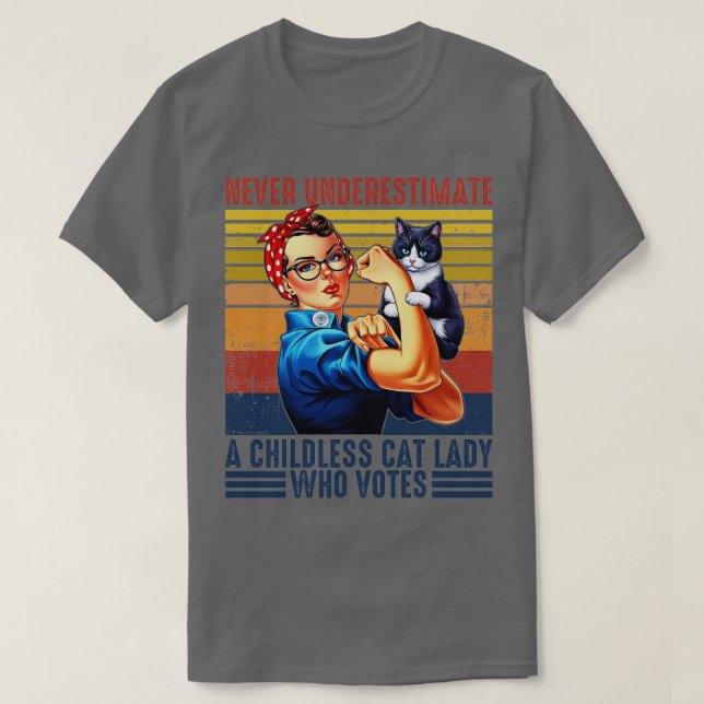 Camiseta Nunca subestime uma moça de gato infantil que vota (Frente do Design)