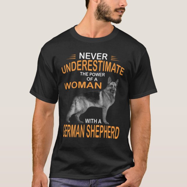 Camiseta nunca subestime uma mulher com german shepherd (Frente)