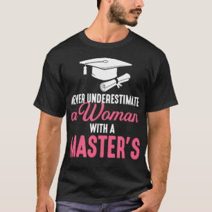 Camiseta nunca subestime uma mulher com mestrado