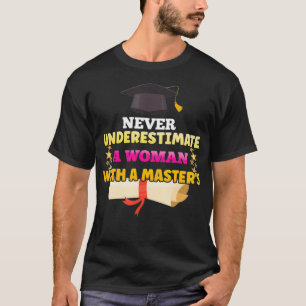 Camiseta Nunca Subestime Uma Mulher Com Mestrado Grau