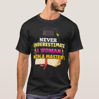 Camiseta Nunca Subestime Uma Mulher Com Mestrado Grau