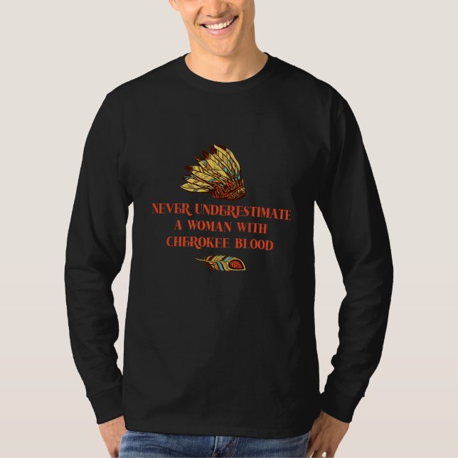 Camiseta Nunca Subestime Uma Mulher Com Sangue Cherokee (Frente)