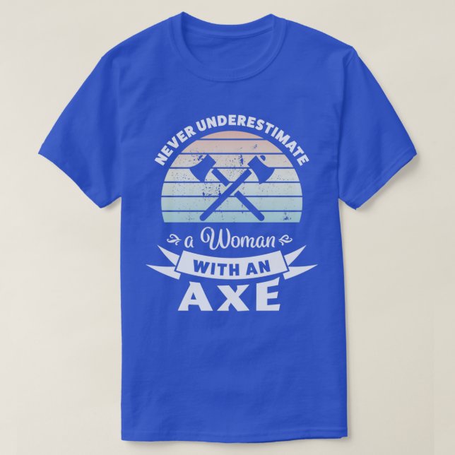 Camiseta Nunca subestime uma Mulher com um Presente Ax (Frente do Design)
