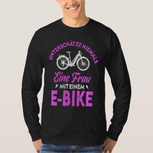 Camiseta Nunca subestime uma mulher com uma bicicleta E fem