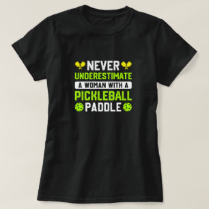 Camiseta Nunca subestime uma mulher com uma bola de picleba