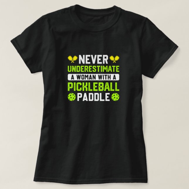 Camiseta Nunca subestime uma mulher com uma bola de picleba (Frente do Design)