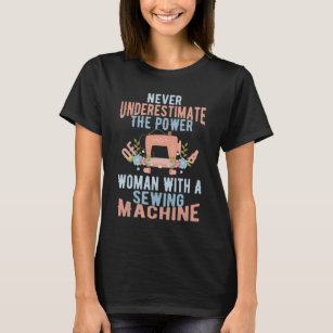 Camiseta Nunca Subestime Uma Mulher Com Uma Máquina De Cost