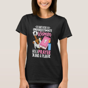Camiseta Nunca Subestime uma Mulher com uma Oração e um Pl