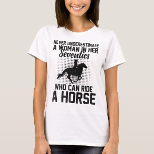 Camiseta Nunca Subestime Uma Mulher Em Seus Anos setenta