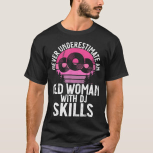 Camiseta Nunca Subestime Uma Mulher Idosa Com Habilidades d