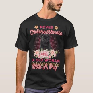 Camiseta Nunca subestime uma mulher idosa com um Pug engraç