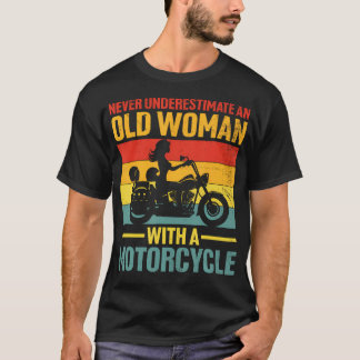 Camiseta Nunca Subestime Uma Mulher Idosa Com Uma Motocicle